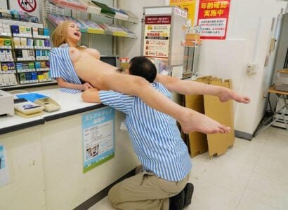 Em gái quyến rũ của ông chủ cửa hàng convenience bị hấp dẫn